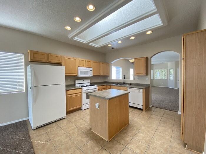 5422 Reserve Ct Ne - Photo 6 of 26