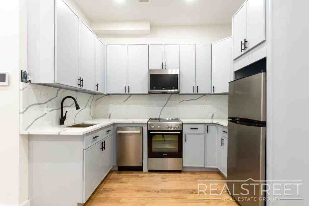 1276 Jefferson Ave #2 - Photo 4 of 15