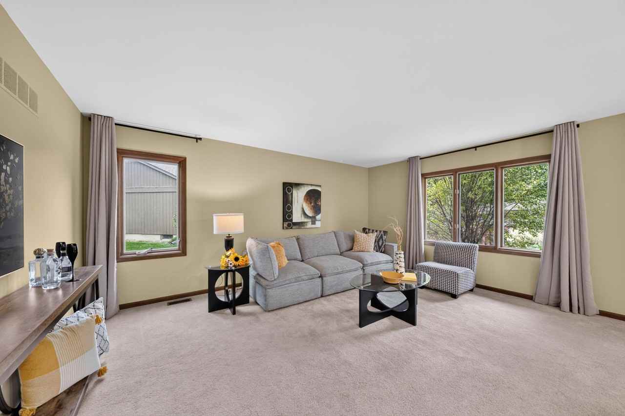 492 Park Pl - Photo 3 of 23