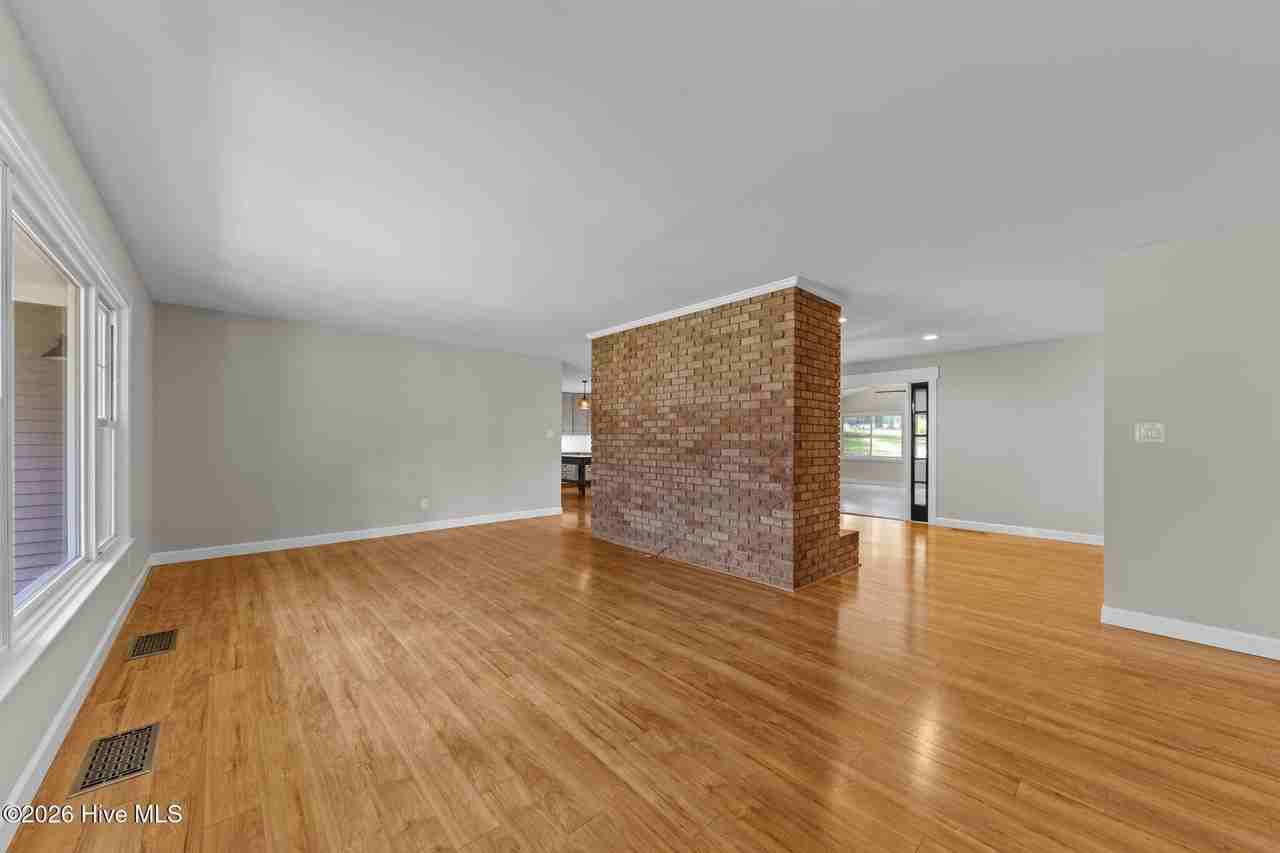 89 S Lakeshore Dr - Photo 5 of 38