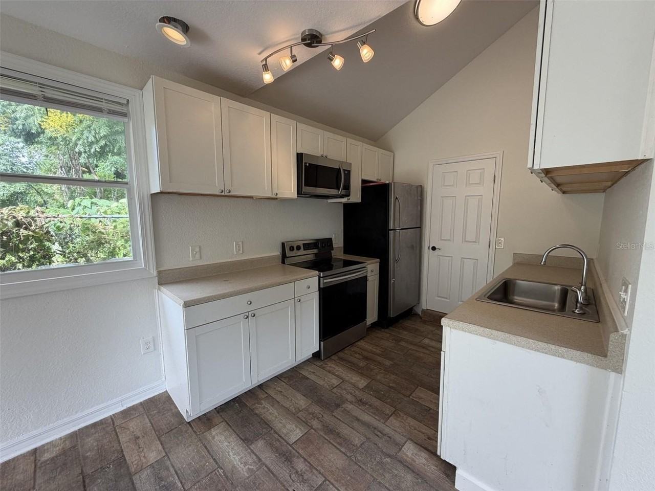 337 Avenue E Se #B - Photo 2 of 8