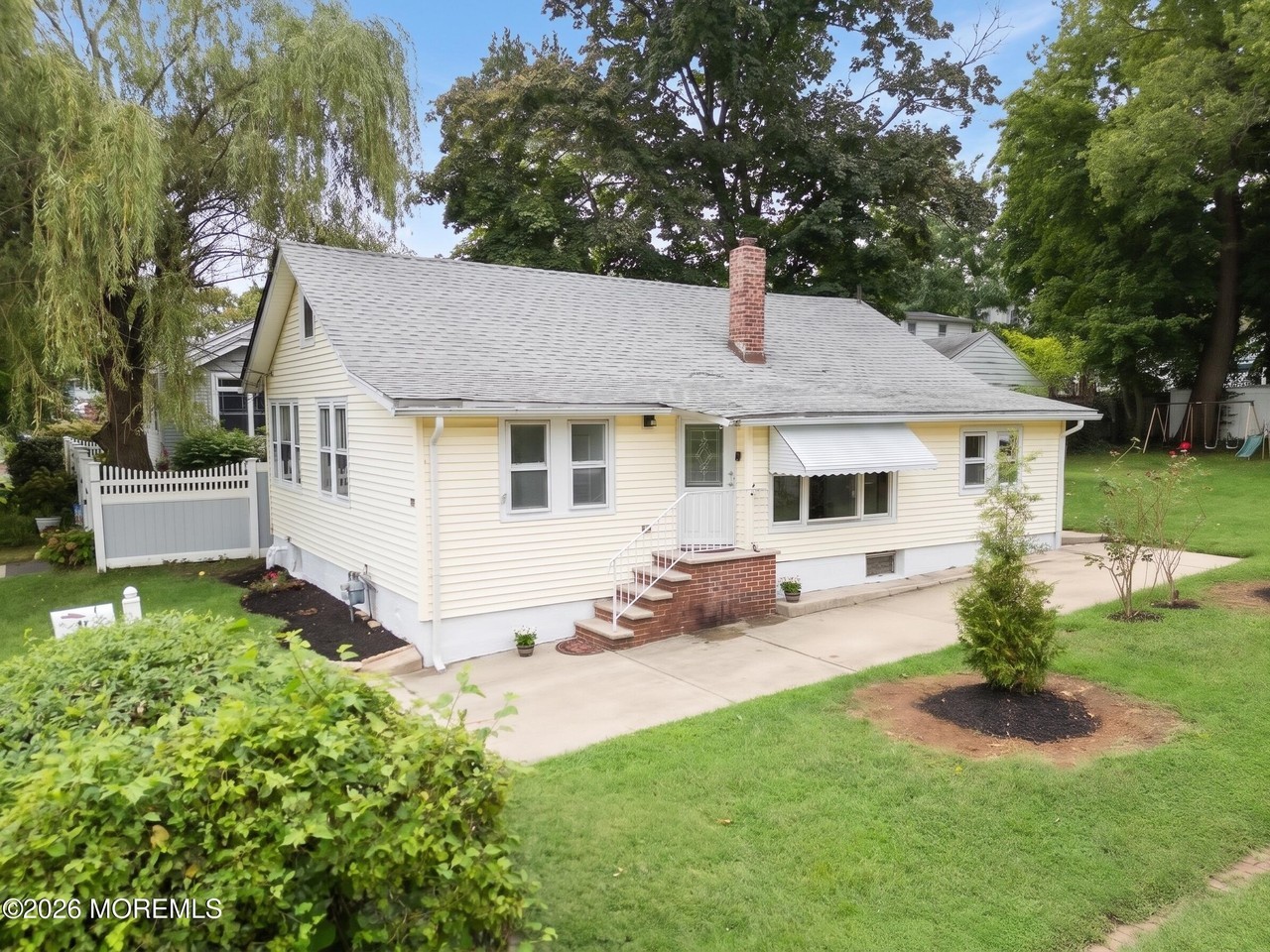 92 Asbury Ave - Photo 3 of 28