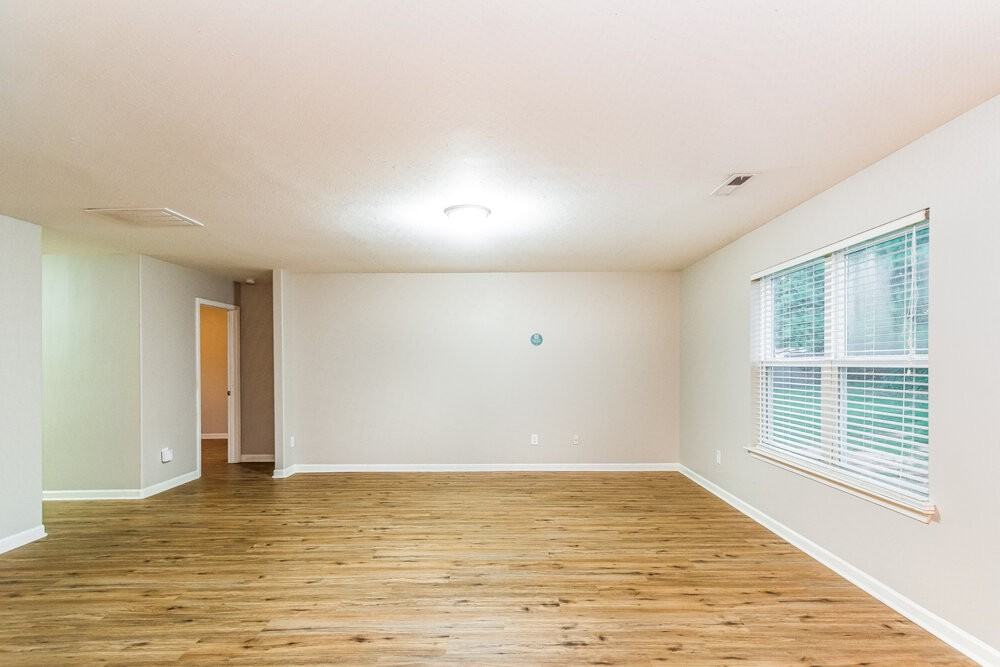 1337 Lowenstein St - Photo 4 of 17