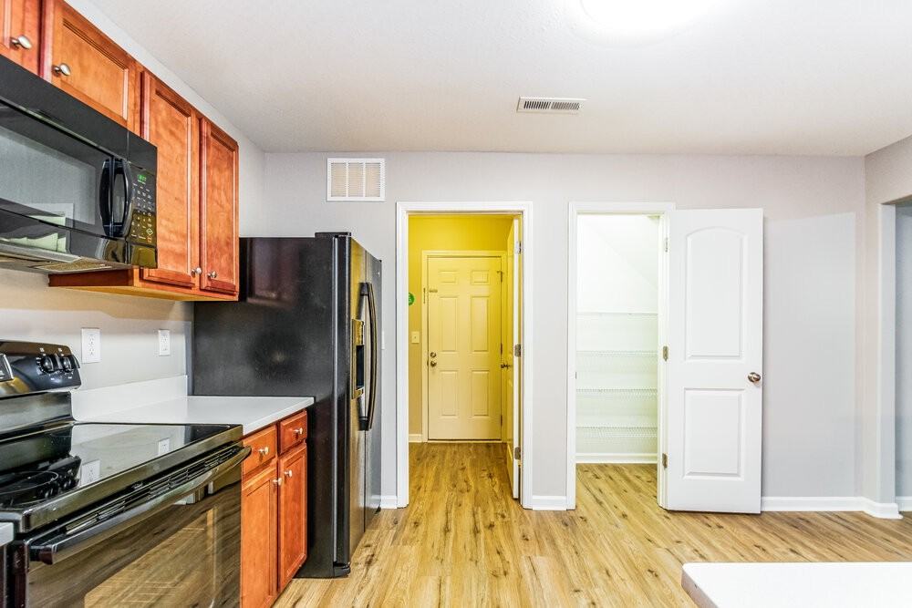 1337 Lowenstein St - Photo 6 of 17