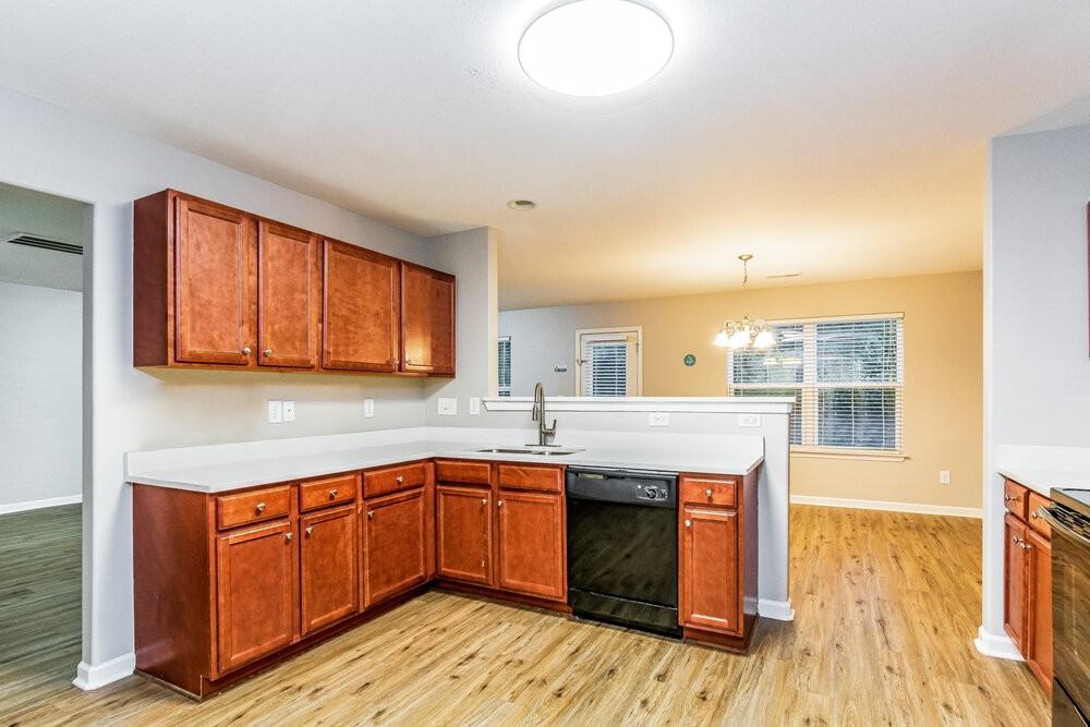 1337 Lowenstein St - Photo 7 of 17