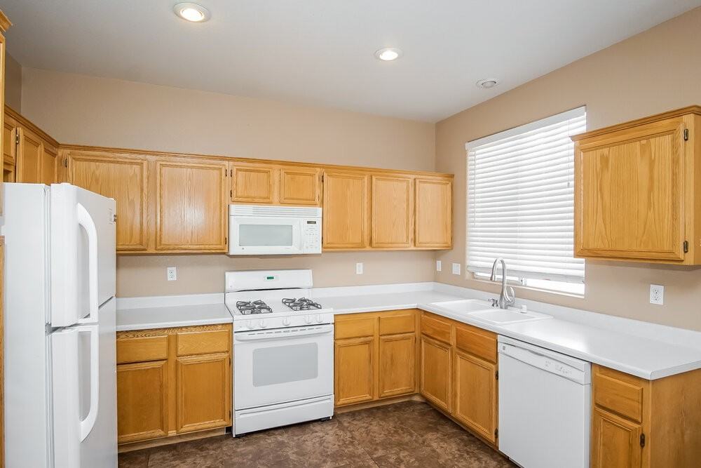7986 Teal Harbor Ave - Photo 5 of 16
