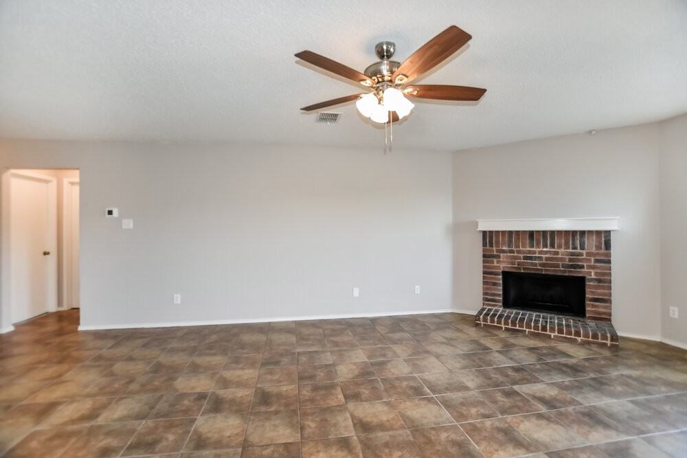 1900 Melrose Ln - Photo 3 of 16