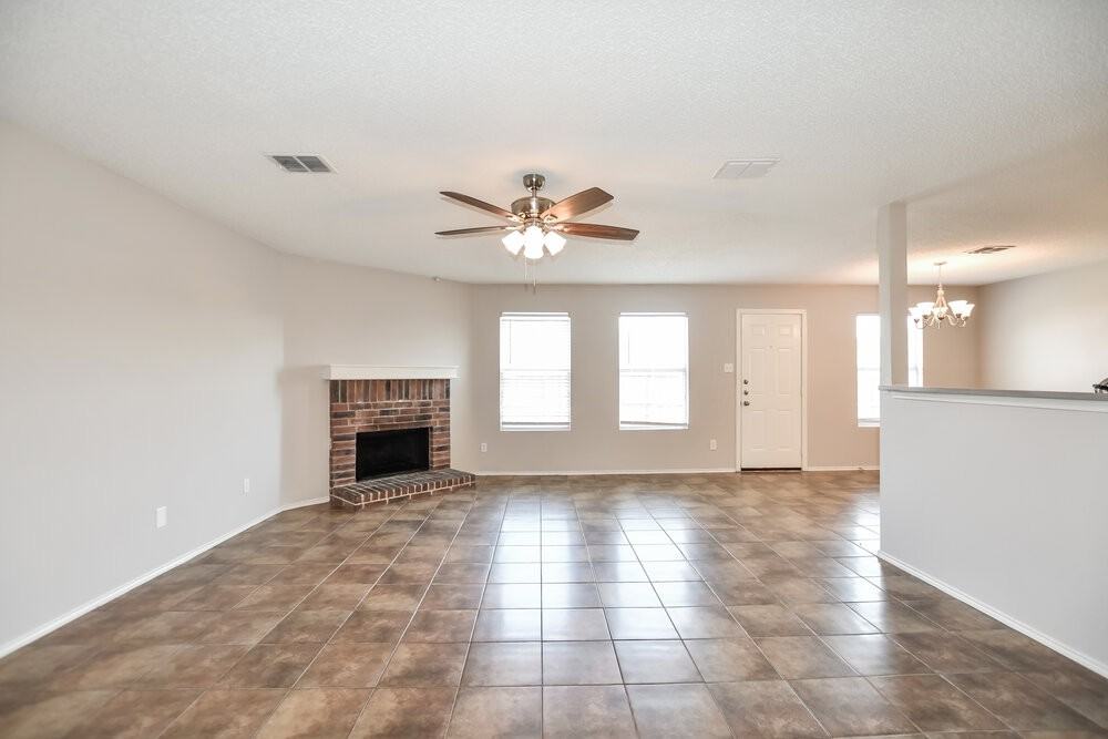 1900 Melrose Ln - Photo 4 of 16