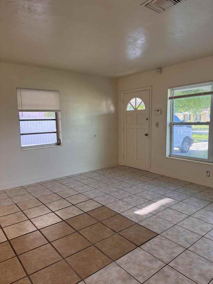 1148 Arizona Ave - Photo 4 of 39