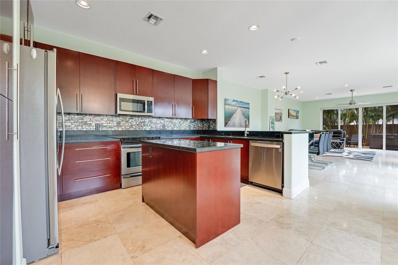 1108 Ne 16th Ave - Photo 4 of 16