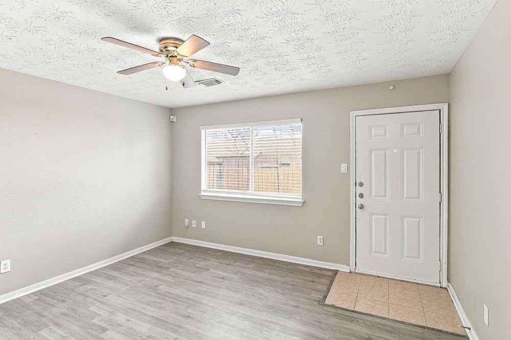 814 Forest Ivy Ln - Photo 6 of 17