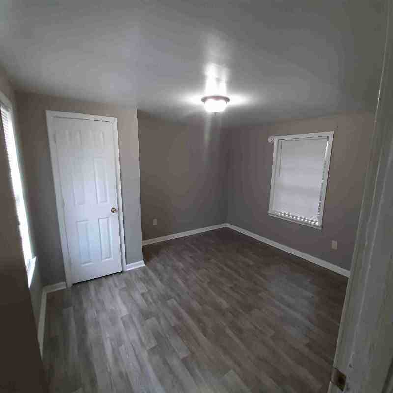 201 Lee St - Photo 2 of 7
