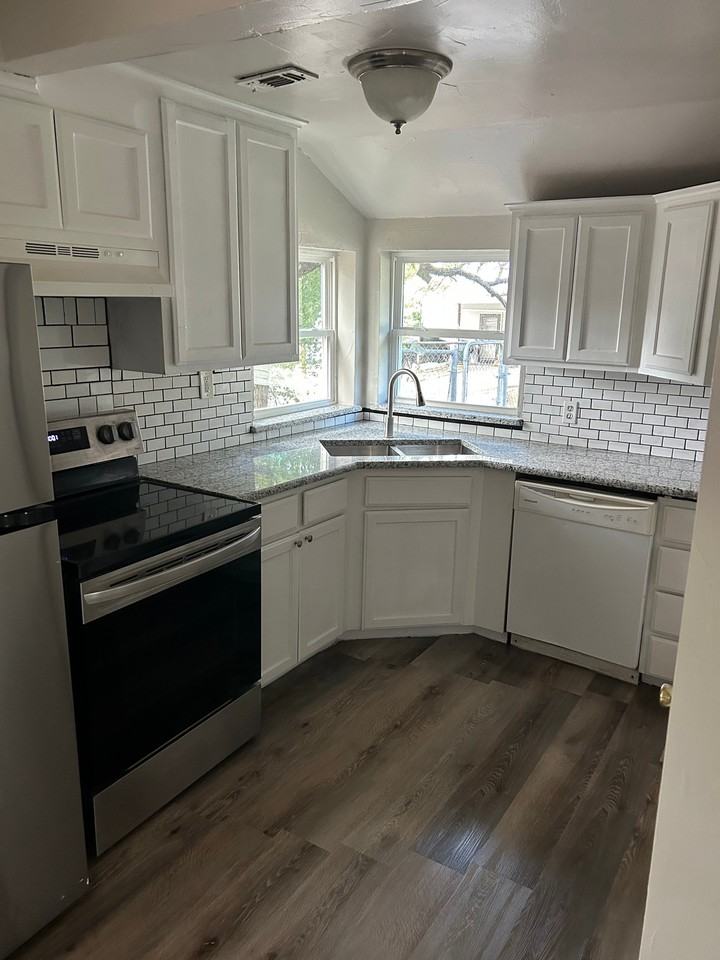 323 W 4th St - Photo 4 of 14