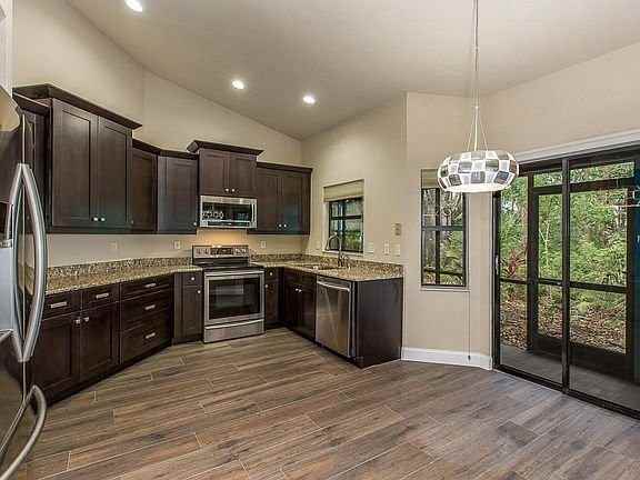 250 Pinewinds Blvd - Photo 6 of 24
