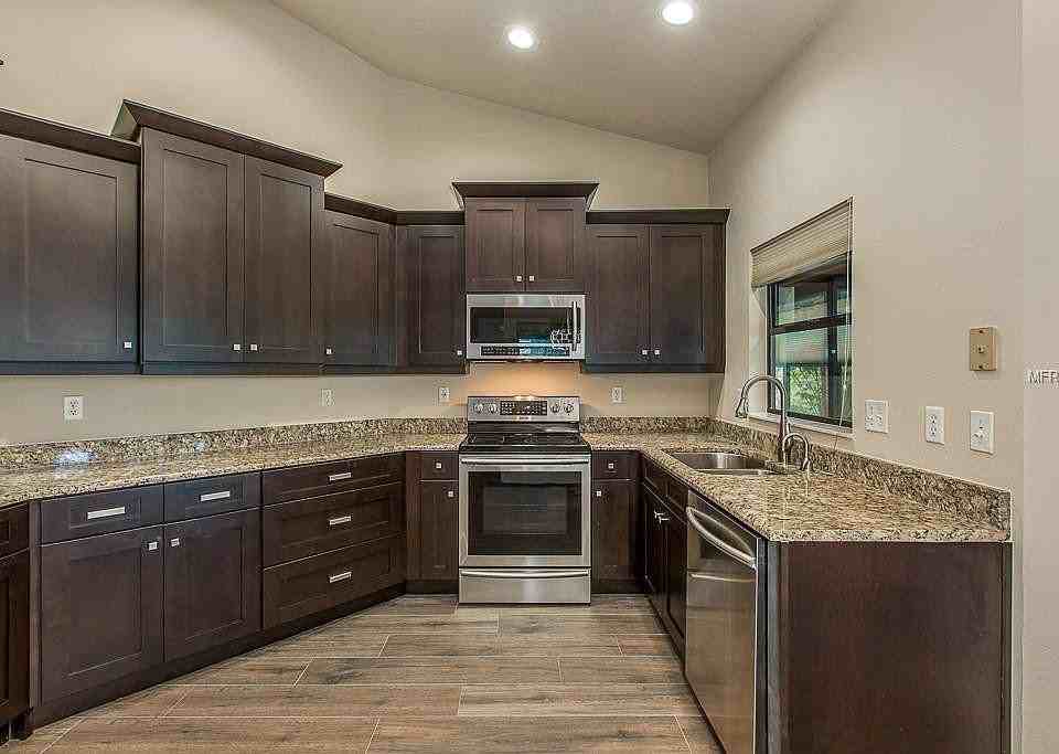 250 Pinewinds Blvd - Photo 7 of 24