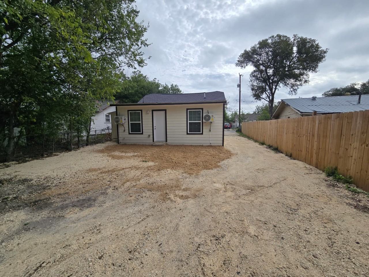 207 Goodrich - Photo 4 of 15
