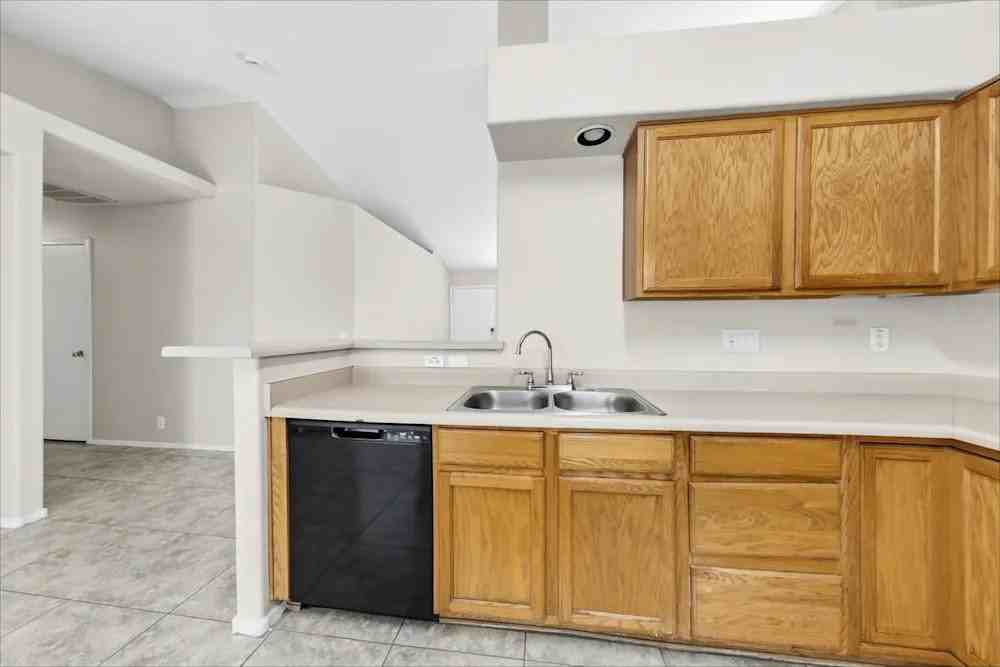 8012 W Stella Ave - Photo 7 of 15