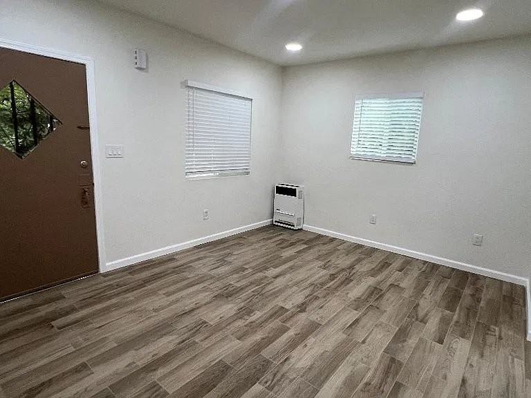 318 N Eastman Ave - Photo 3 of 11