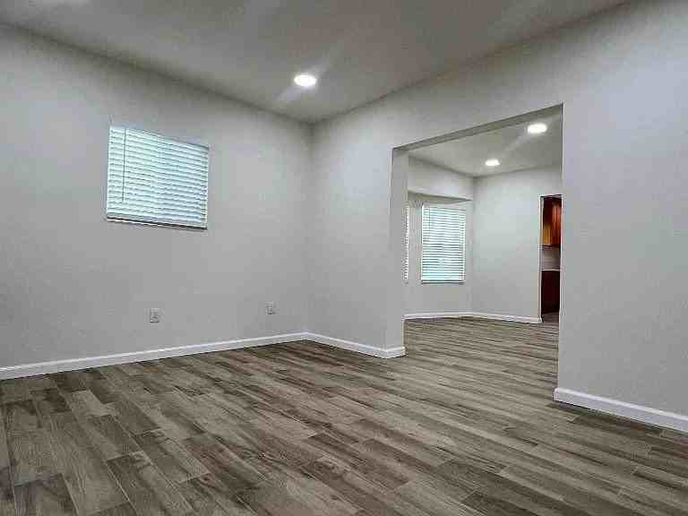 318 N Eastman Ave - Photo 7 of 11