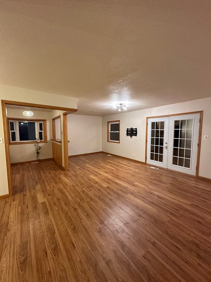 9040 Oakwood Dr - Photo 2 of 15
