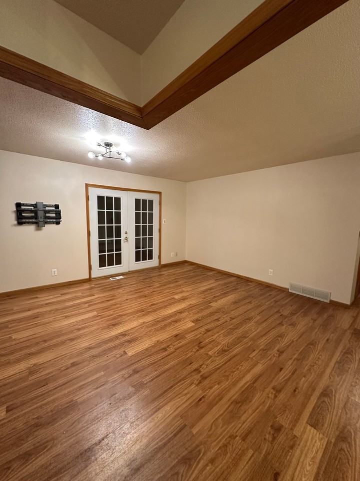 9040 Oakwood Dr - Photo 3 of 15