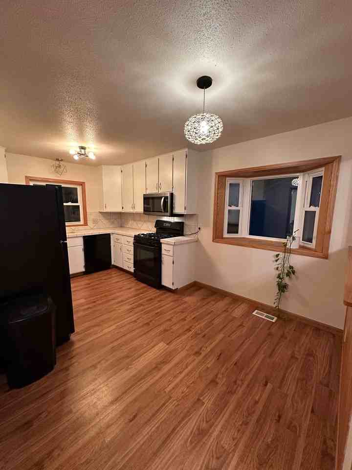 9040 Oakwood Dr - Photo 4 of 15