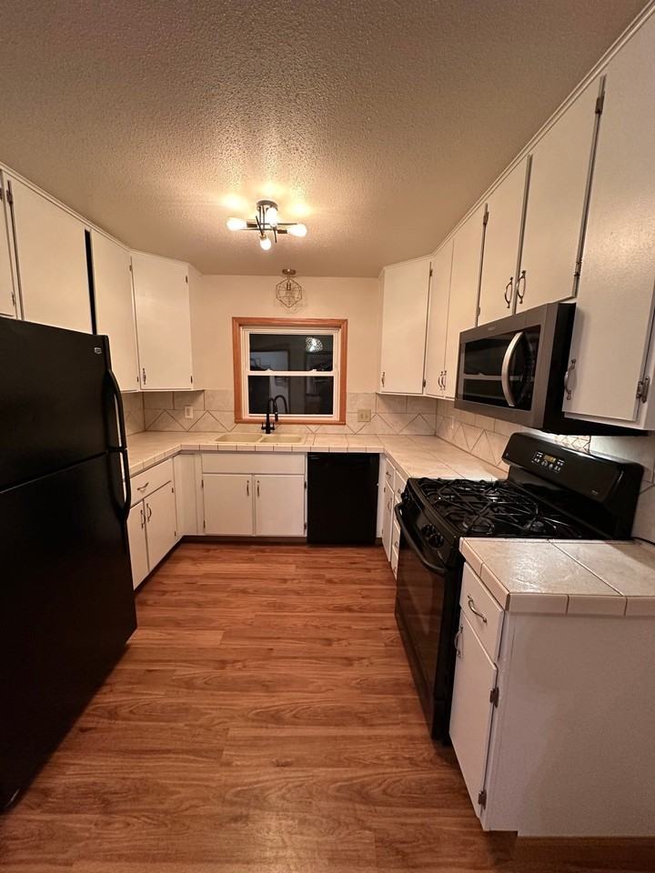 9040 Oakwood Dr - Photo 5 of 15