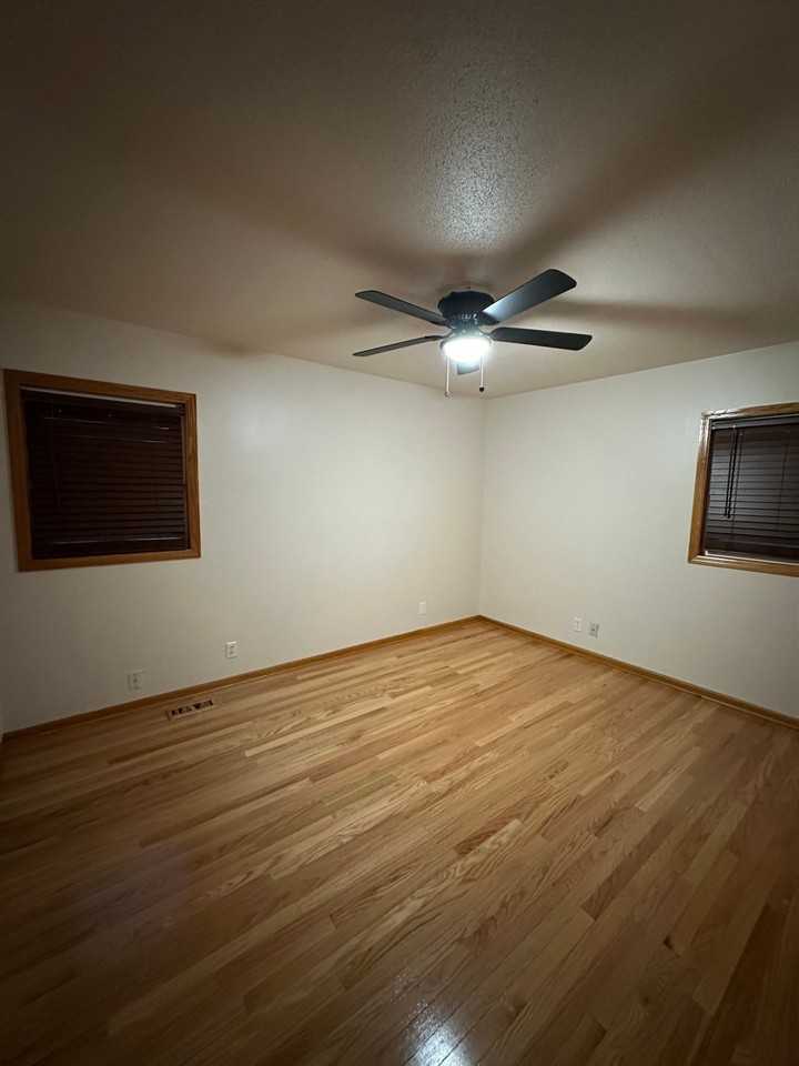 9040 Oakwood Dr - Photo 7 of 15