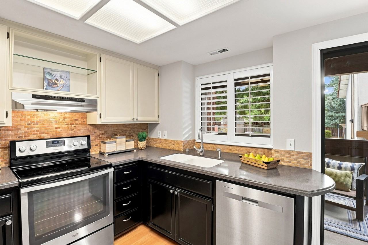 1122 Woodside Rd - Photo 5 of 20