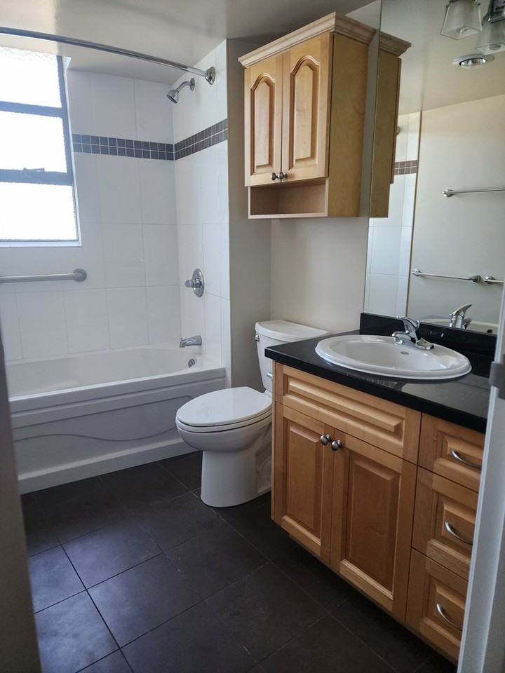 2180 Argyle Ave - Photo 5 of 8