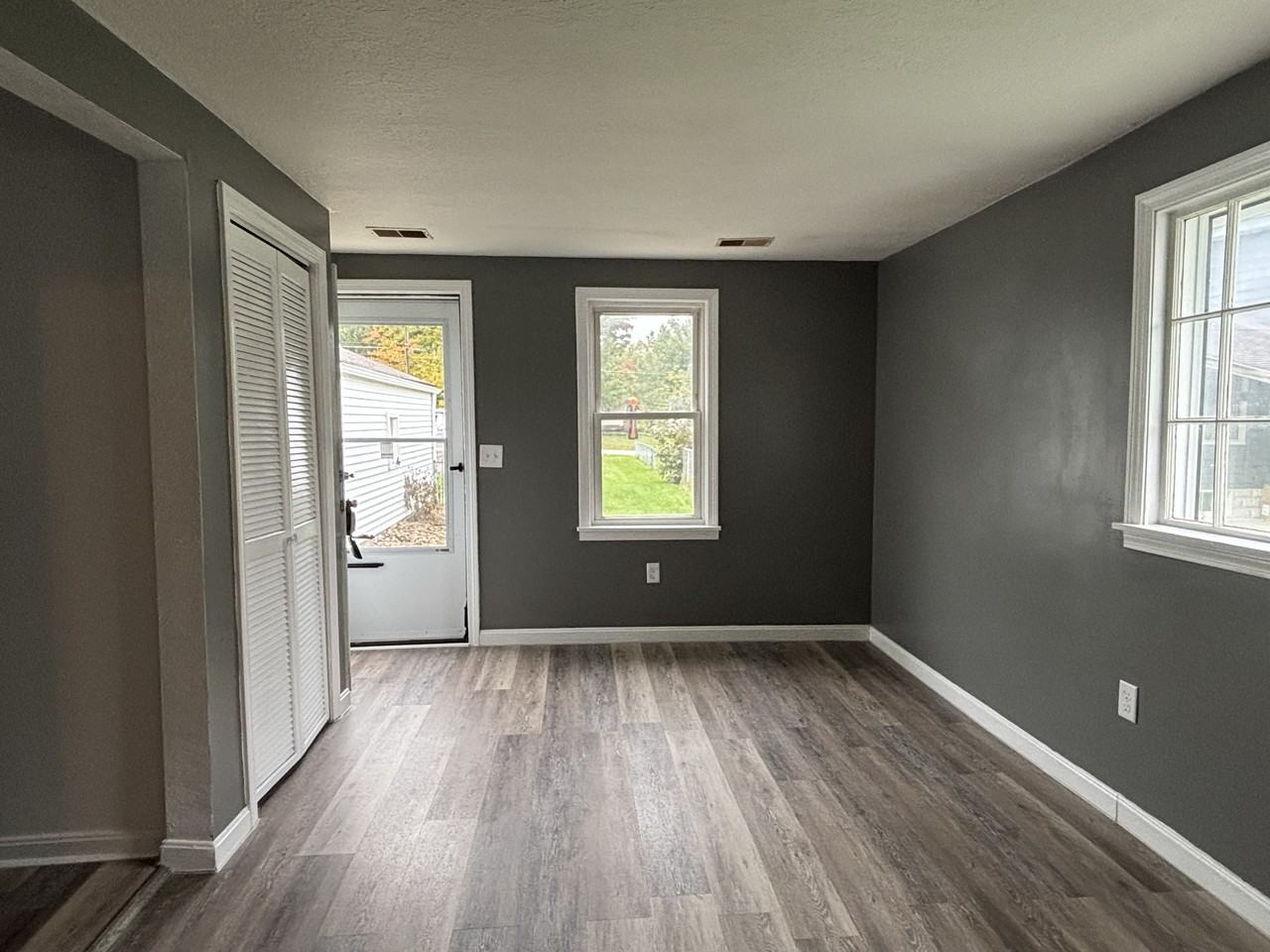 190 Meadowbrook Ave #1 - Photo 3 of 12