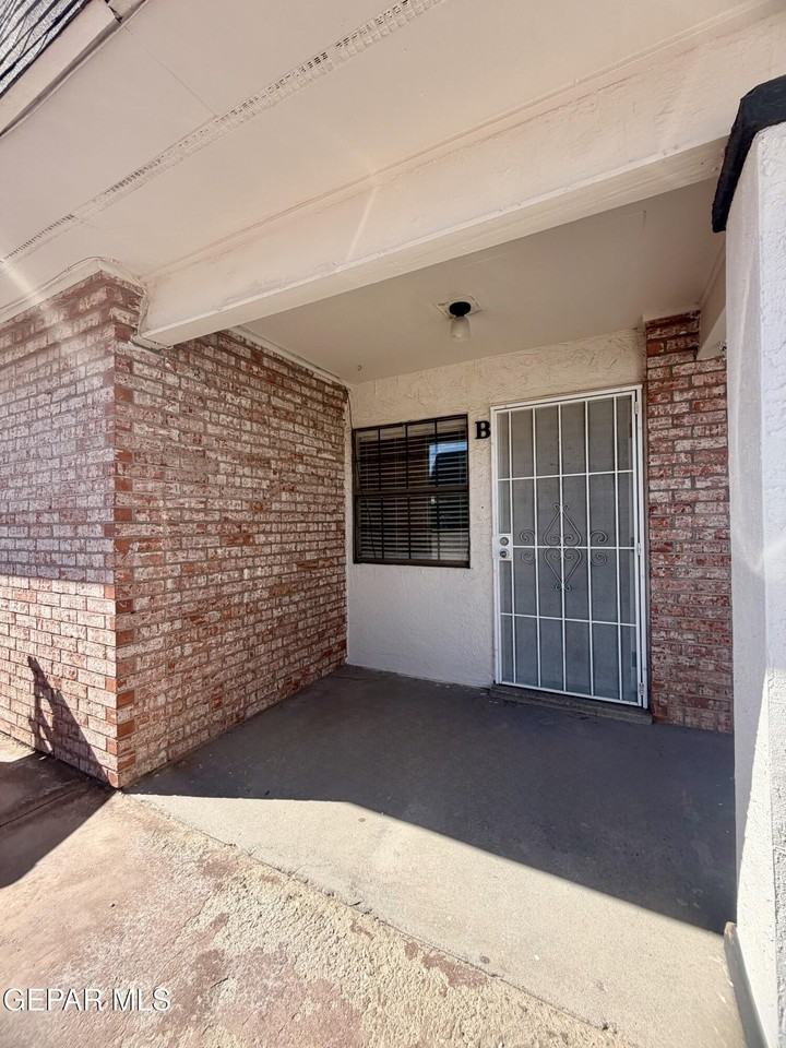 10818 Ivanhoe Dr #B - Photo 2 of 50