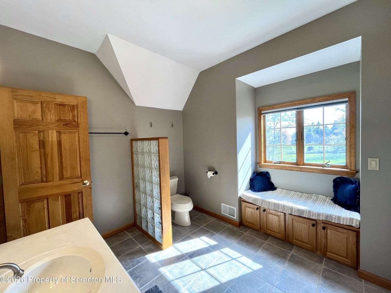 531 Easton Tpke #2ndFL202 - Photo 5 of 10
