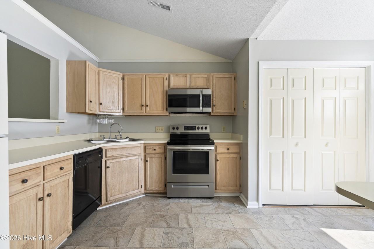 3024 Remington Dr - Photo 5 of 41