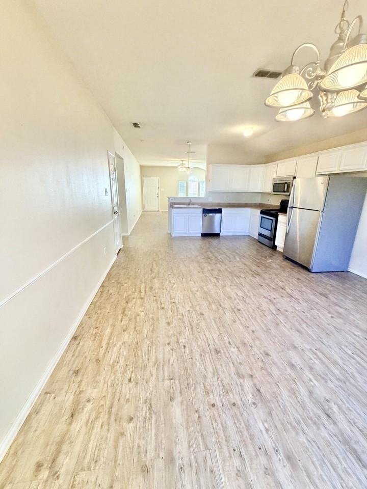 6202 17th St - Photo 5 of 11