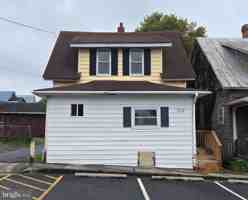 featured image of 214 N East Ln