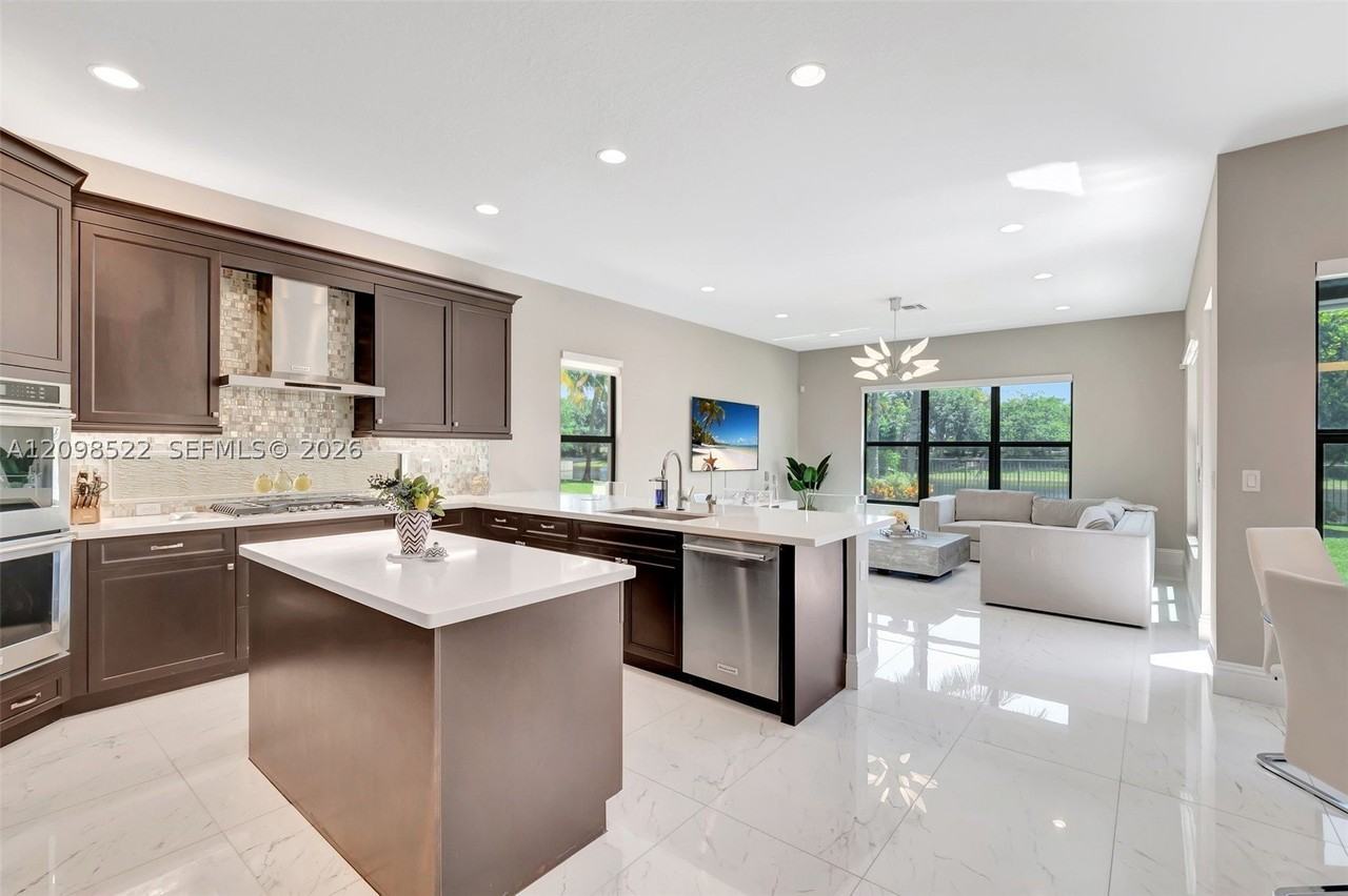 9331 Eden Roc Ct - Photo 6 of 50