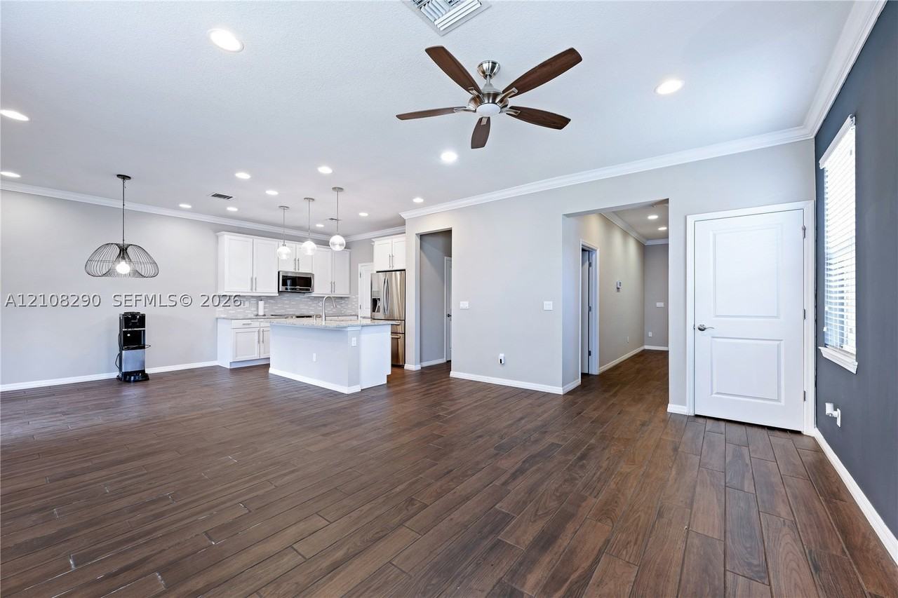 945 Banyan Dr - Photo 3 of 42