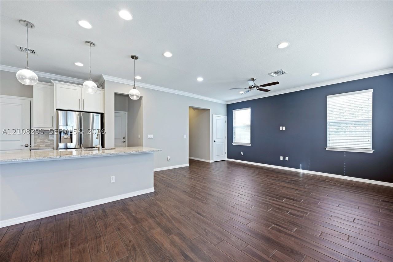 945 Banyan Dr - Photo 4 of 42