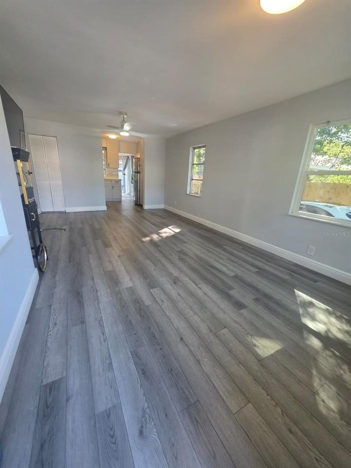 919 E Flora St - Photo 4 of 23