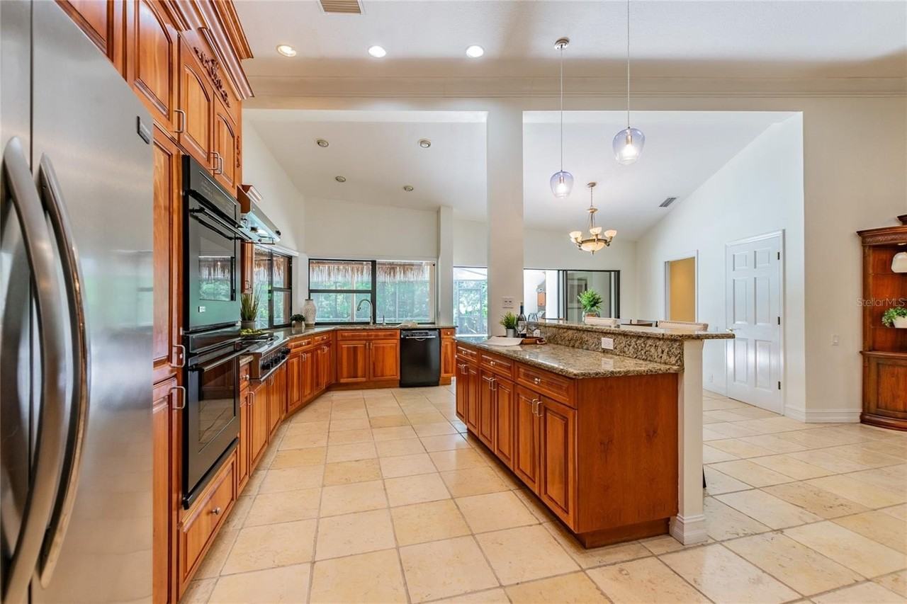 5313 Burchette Rd - Photo 4 of 39