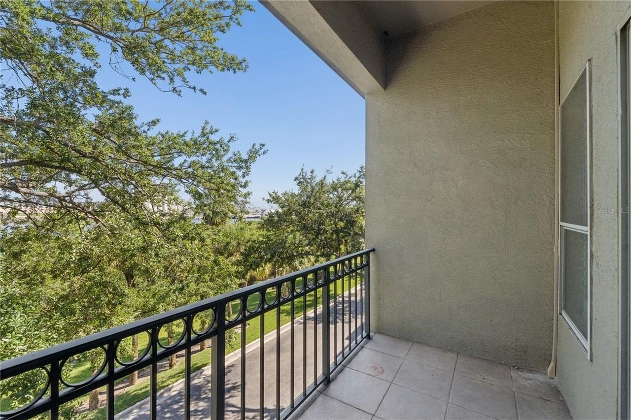 752 Coral Reef Dr - Photo 3 of 37