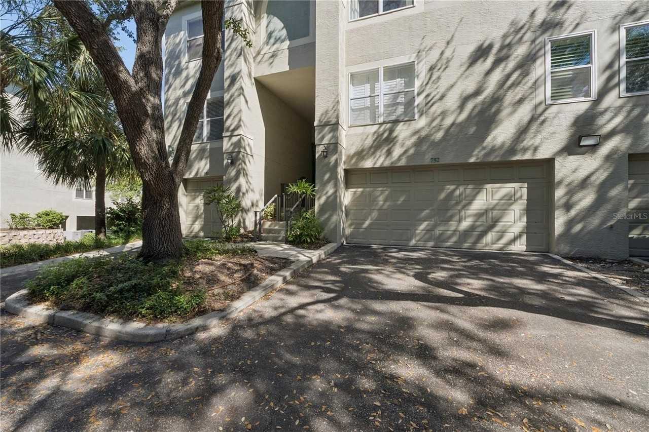 752 Coral Reef Dr - Photo 4 of 37