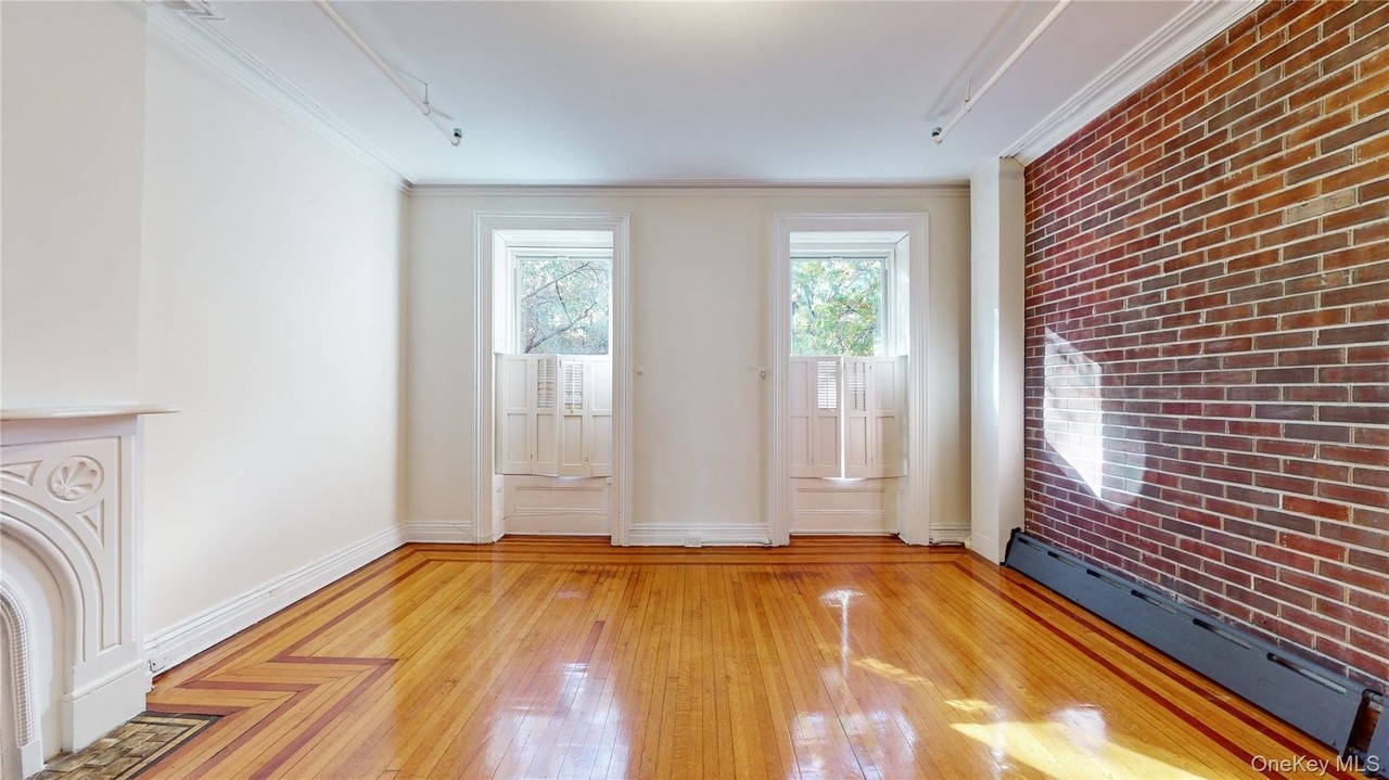 467 Waverly Ave - Photo 4 of 16