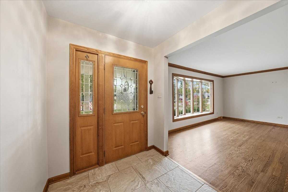 7802 Sawyer Rd - Photo 2 of 18