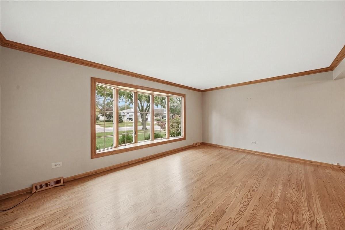 7802 Sawyer Rd - Photo 4 of 18