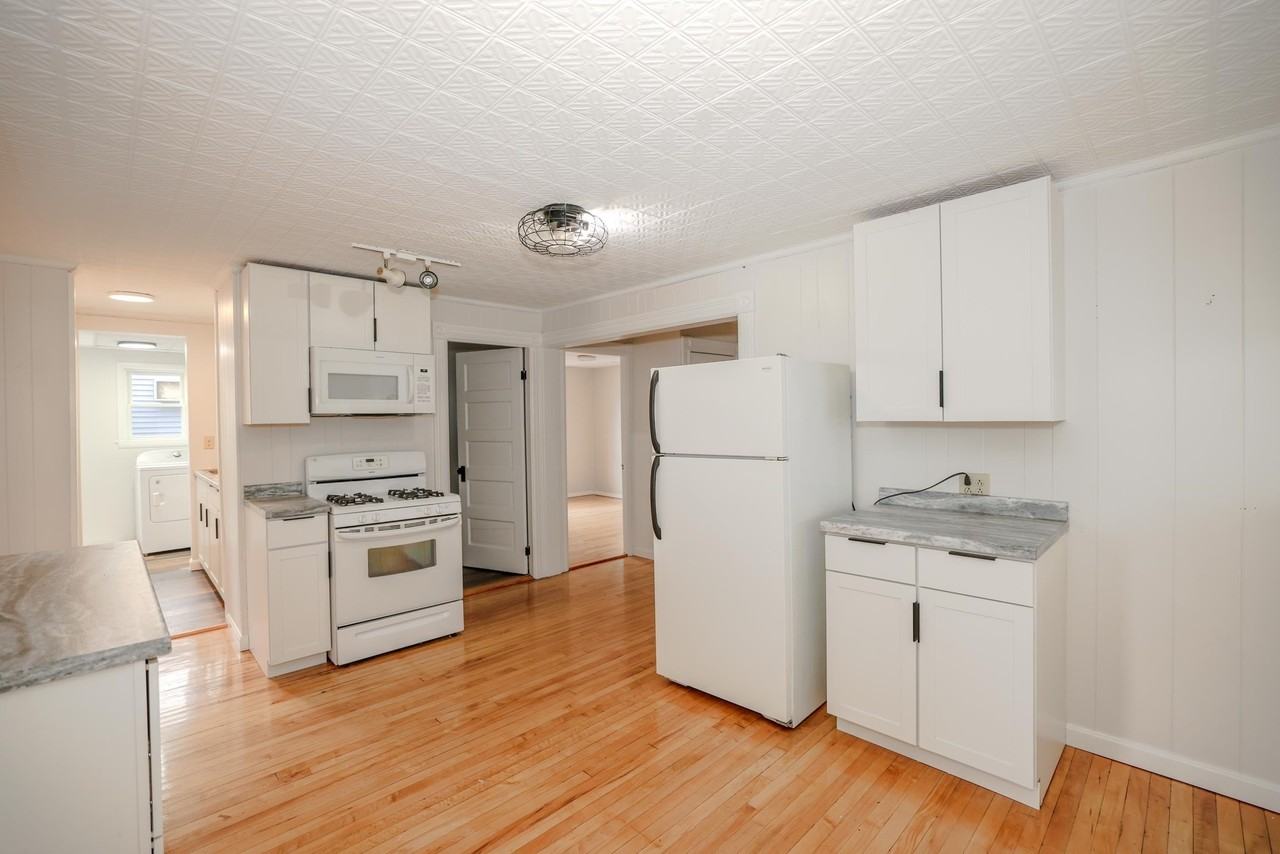 564 Rockland Ave - Photo 2 of 15