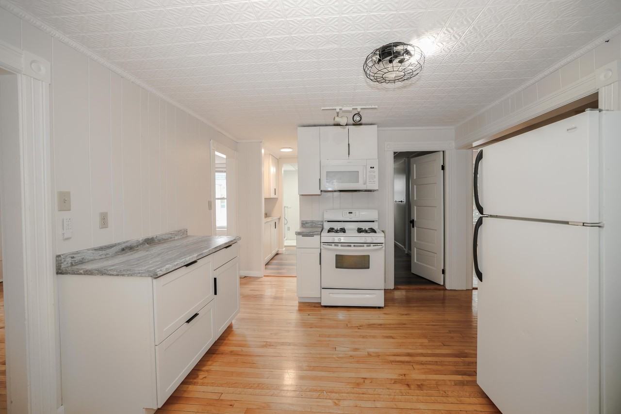 564 Rockland Ave - Photo 4 of 15