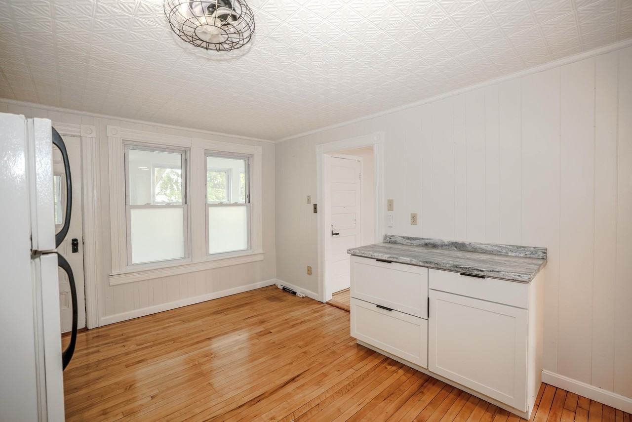 564 Rockland Ave - Photo 5 of 15