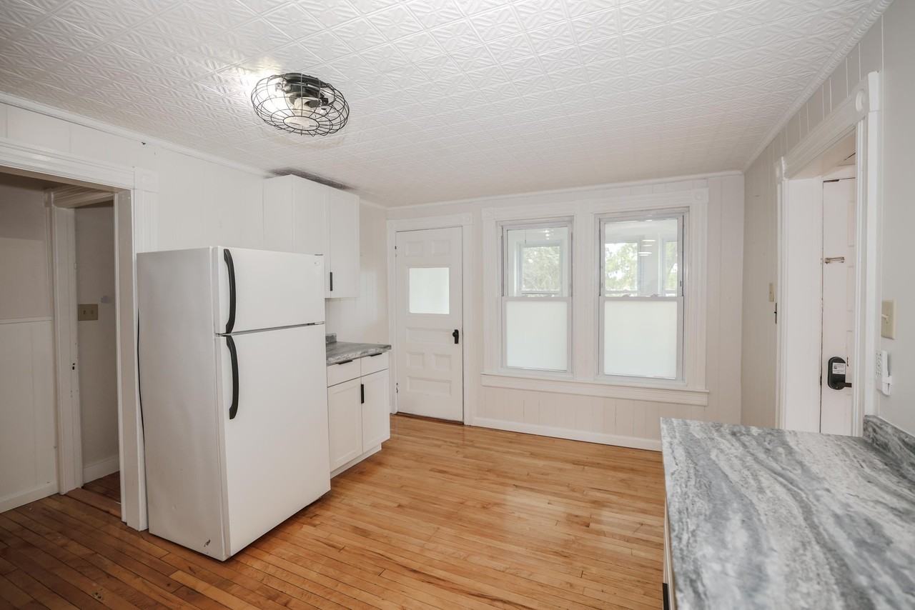 564 Rockland Ave - Photo 6 of 15